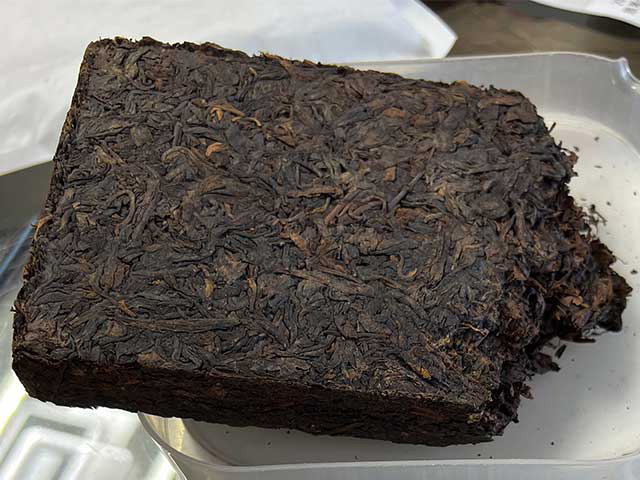 图为1996年玫瑰熟砖云南普洱茶砖