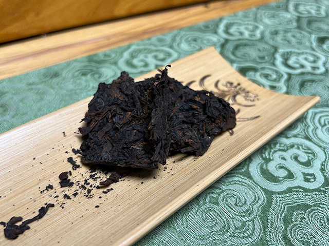 图为1996年玫瑰熟砖云南普洱茶砖