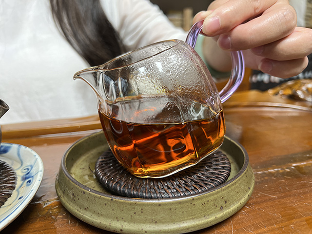 图为1996年玫瑰熟砖云南普洱茶砖