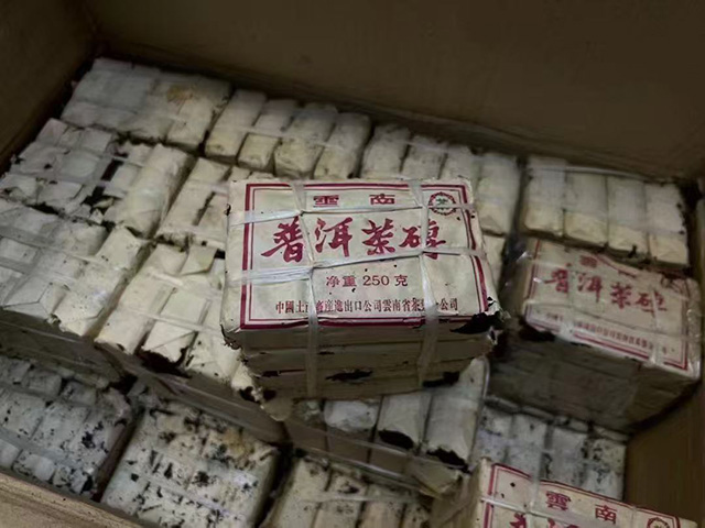 图为1996年玫瑰熟砖云南普洱茶砖