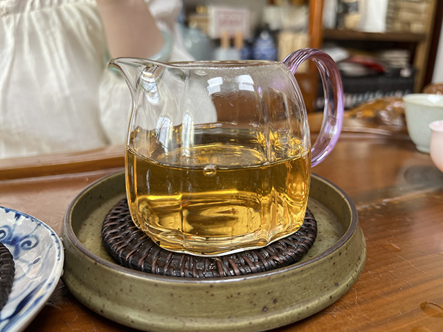 图为2010年易武刮风寨茶王树古树茶