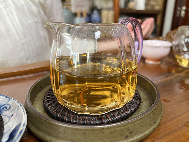 图为2010年易武刮风寨茶王树古树茶