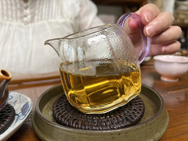 图为2010年易武刮风寨茶王树古树茶