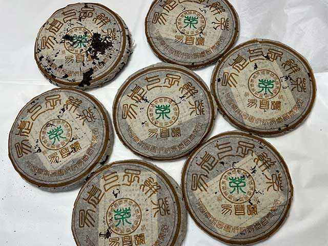 图为2003年易昌号易武青饼极品400克大饼