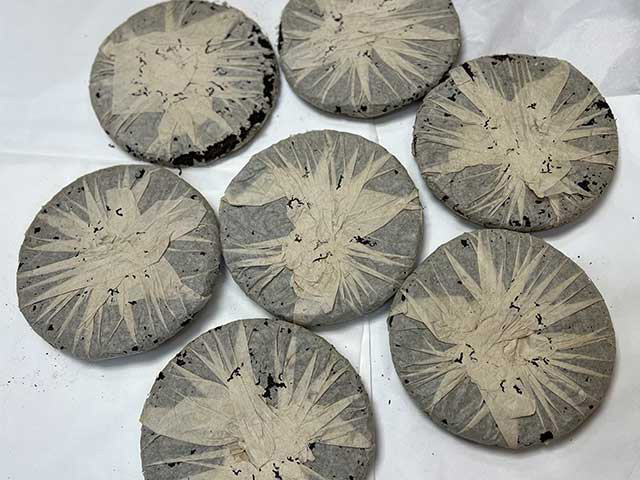 图为2003年易昌号易武青饼极品400克大饼