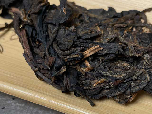 图为2003年易昌号易武青饼极品400克大饼