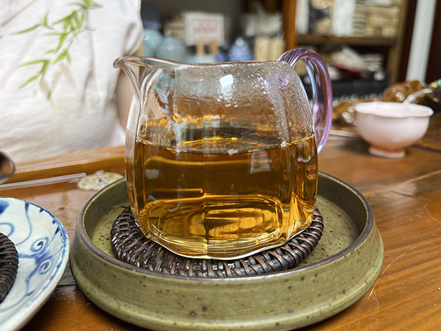 图为2003年易昌号易武青饼极品400克大饼