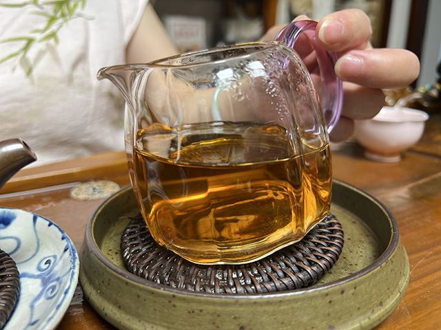 图为2003年易昌号易武青饼极品400克大饼