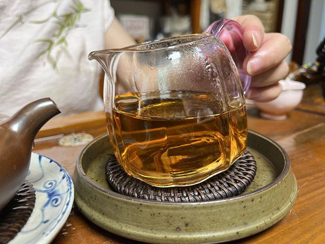 图为2003年易昌号易武青饼极品400克大饼