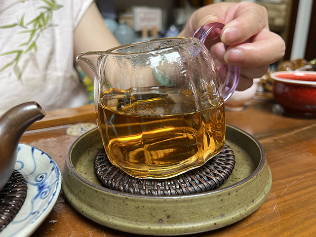图为2003年易昌号易武青饼极品400克大饼