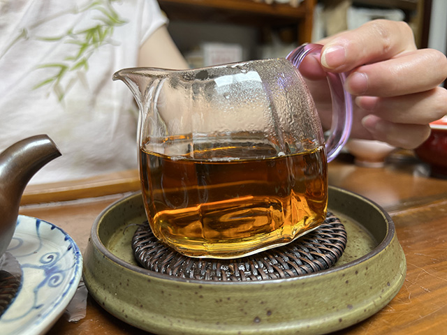 图为2003年易昌号易武青饼极品400克大饼