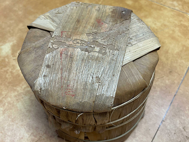 图为2003年易昌号易武青饼极品400克大饼