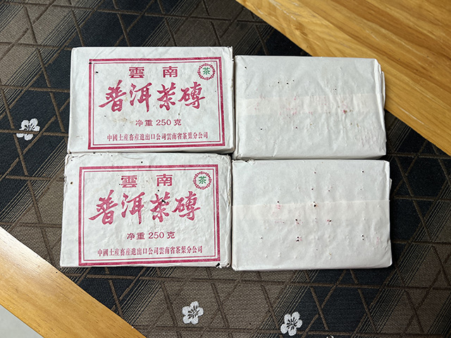 图为1996年玫瑰熟砖云南普洱茶砖