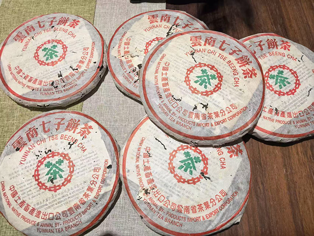 图为昆明仓1995年绿印青饼勐宋茶