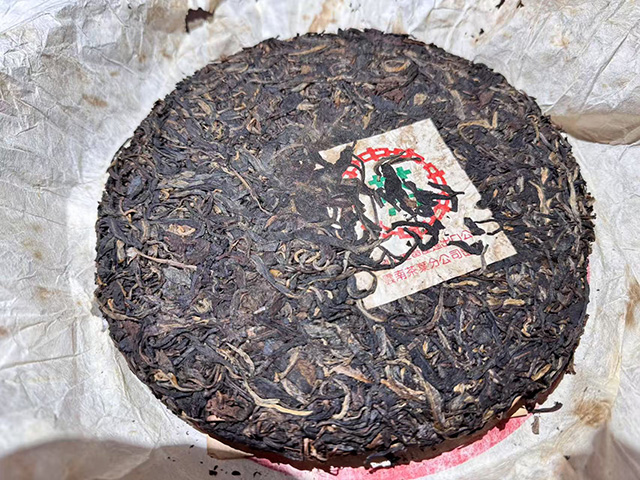图为昆明仓1995年绿印青饼勐宋茶