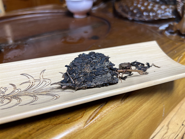 图为昆明仓1995年绿印青饼勐宋茶