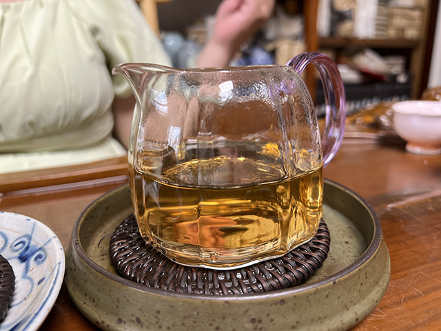 图为昆明仓1995年绿印青饼勐宋茶