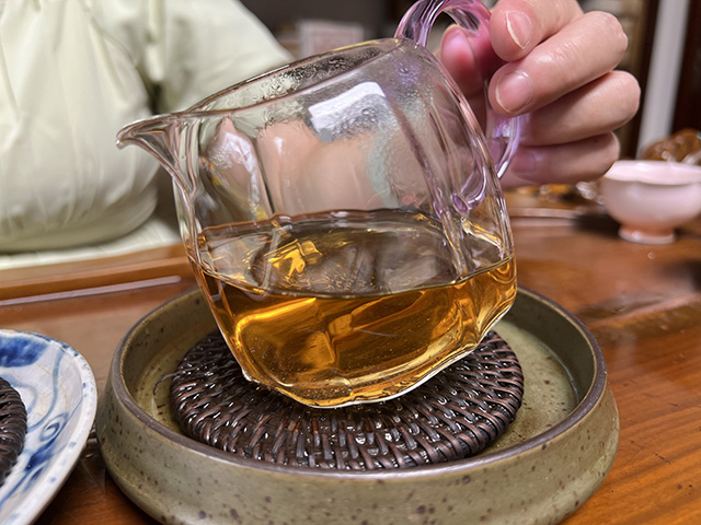 图为昆明仓1995年绿印青饼勐宋茶