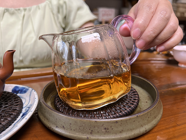 图为昆明仓1995年绿印青饼勐宋茶