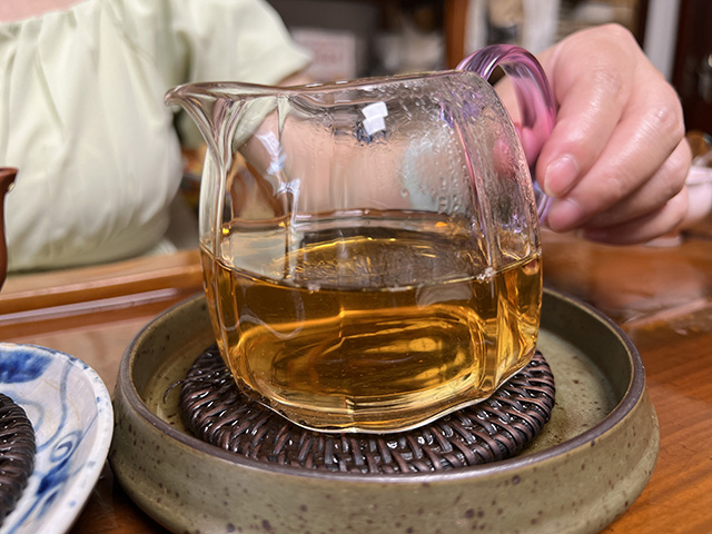 图为昆明仓1995年绿印青饼勐宋茶