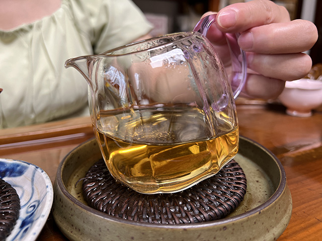 图为昆明仓1995年绿印青饼勐宋茶
