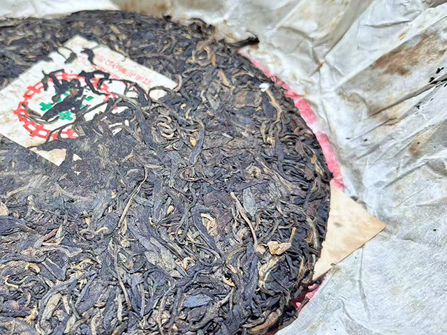 图为昆明仓1995年绿印青饼勐宋茶