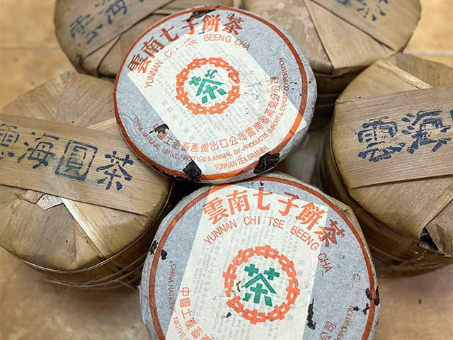 图为1999年云海圆茶青饼