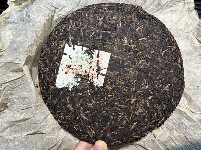 图为1999年云海圆茶青饼
