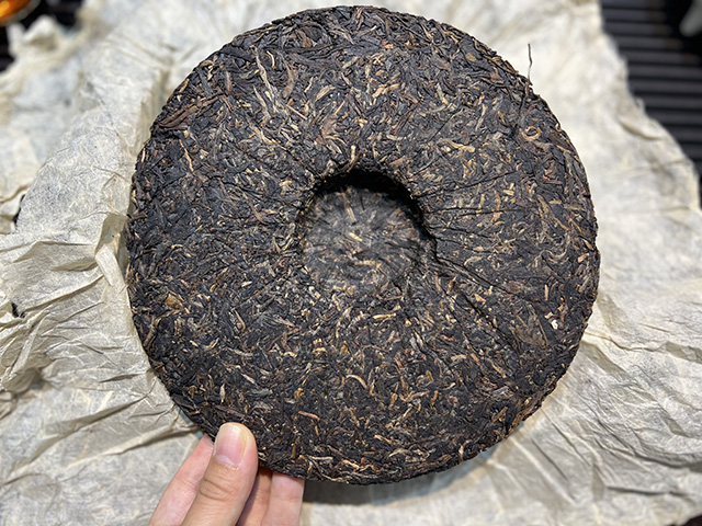 图为1999年云海圆茶青饼