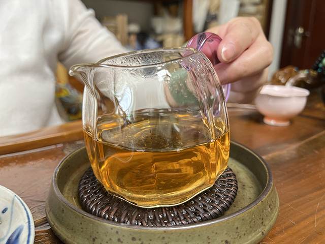 图为1999年云海圆茶青饼