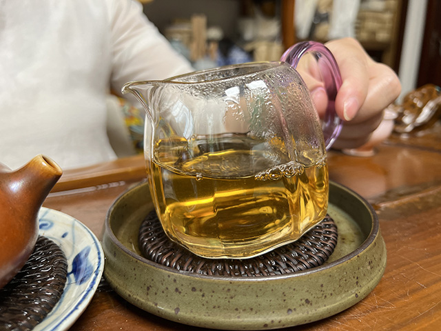 图为1999年云海圆茶青饼