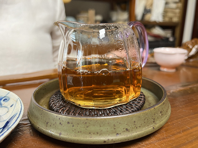 图为1999年云海圆茶青饼