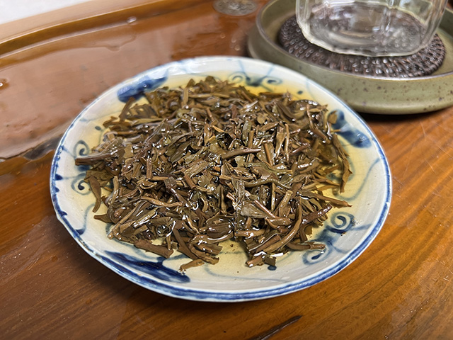 图为1999年云海圆茶青饼