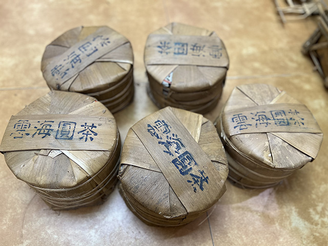 图为1999年云海圆茶青饼