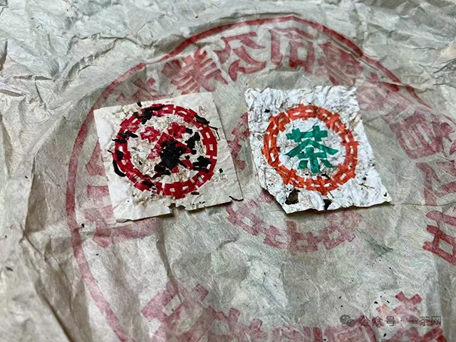 图为80年代末下关双飞红印铁饼