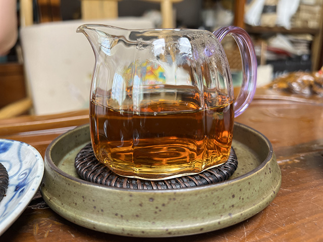 图为80年代末下关双飞红印铁饼