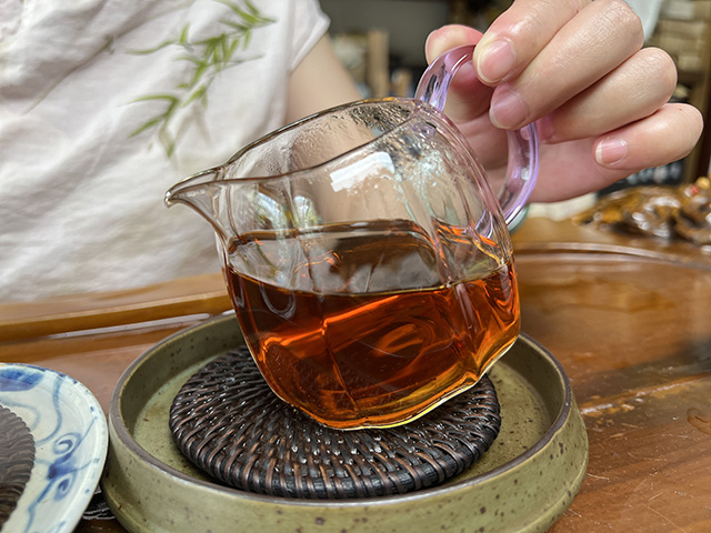 图为80年代末下关双飞红印铁饼