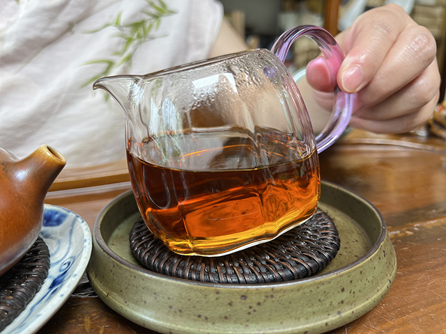 图为80年代末下关双飞红印铁饼