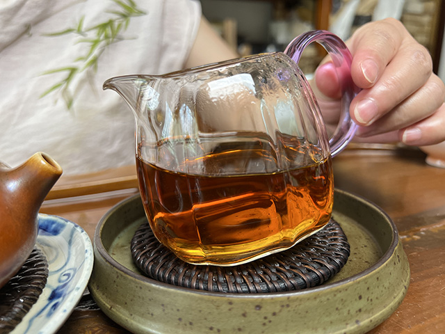 图为80年代末下关双飞红印铁饼
