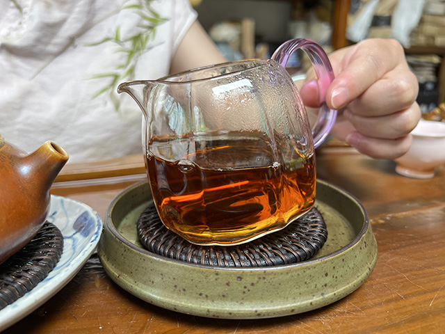 图为80年代末下关双飞红印铁饼