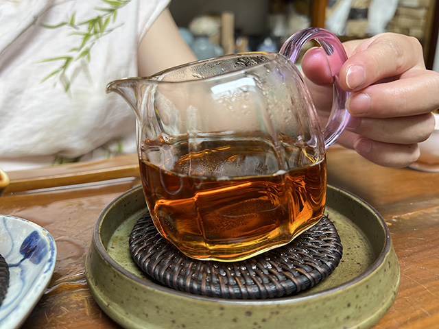 图为80年代末下关双飞红印铁饼