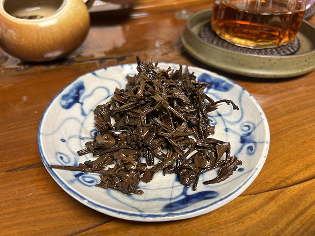 图为80年代末下关双飞红印铁饼