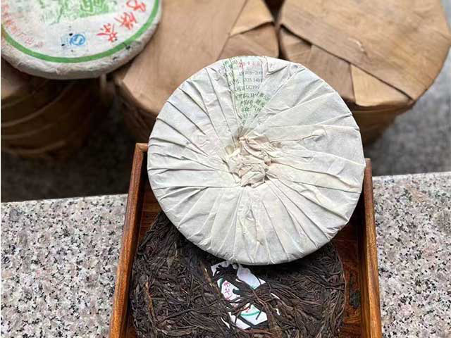 图为冰岛茶叶精制厂2008年冰岛青饼