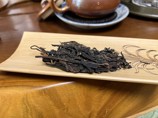 图为冰岛茶叶精制厂2008年冰岛青饼