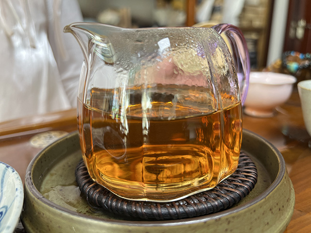 图为冰岛茶叶精制厂2008年冰岛青饼