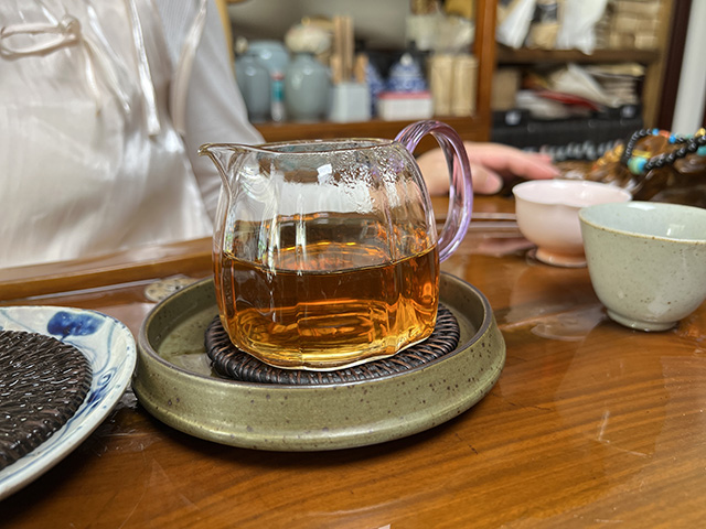 图为冰岛茶叶精制厂2008年冰岛青饼