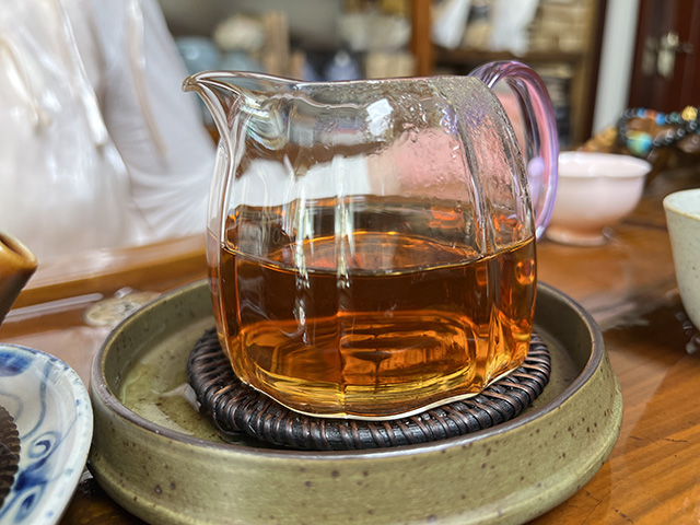 图为冰岛茶叶精制厂2008年冰岛青饼