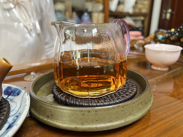 图为冰岛茶叶精制厂2008年冰岛青饼