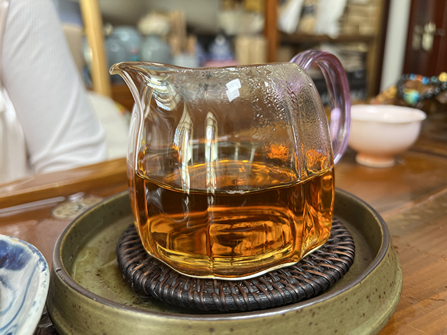 图为冰岛茶叶精制厂2008年冰岛青饼