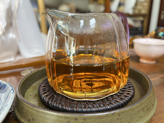 图为冰岛茶叶精制厂2008年冰岛青饼